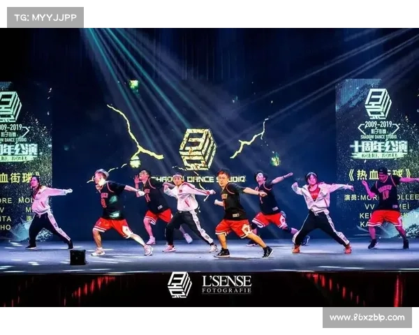 吴尊重返网球场再度挥拍 重新点燃青春热血与赛场梦想 吴尊重返网球场再度挥拍 重新点燃青春热血与赛场梦想